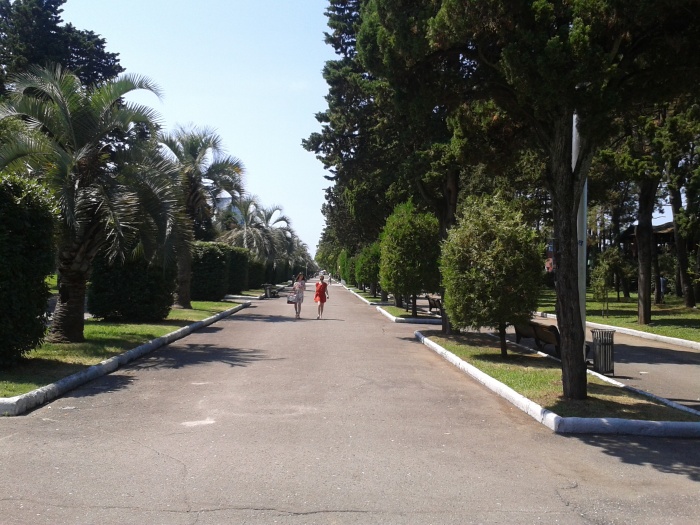 Batum bulvarında bir yürüyüş yolu